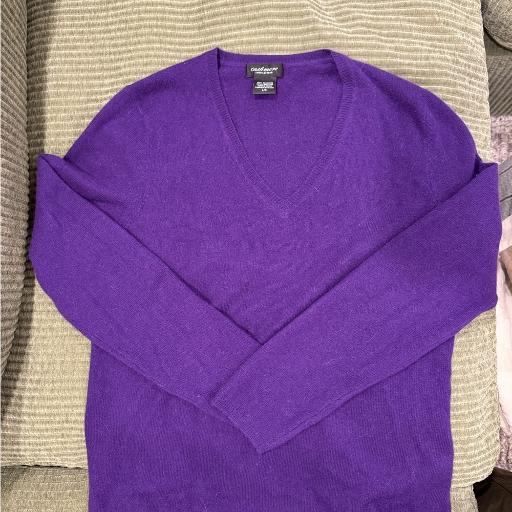 Cashmere woman’s V-Neck Sweater in Deep Purple